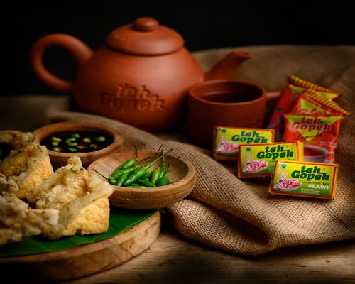 Sarapan buah lokal dan teh hangat di meja kayu